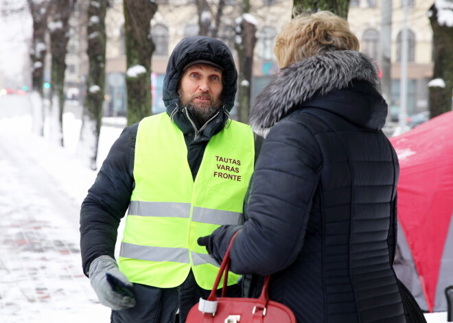 Būdams nemierā ar teju visu, pie valdības mājas badastreiku sācis 58 gadus vecais Ainārs