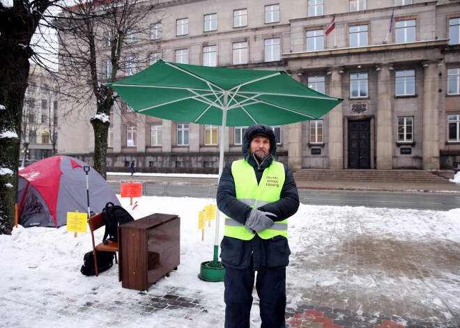 Latvijas Republikas pilsonis Ainārs Kadišs pie Ministru Kabineta ēkas uzsācis nepārtrauktu badastreiku.