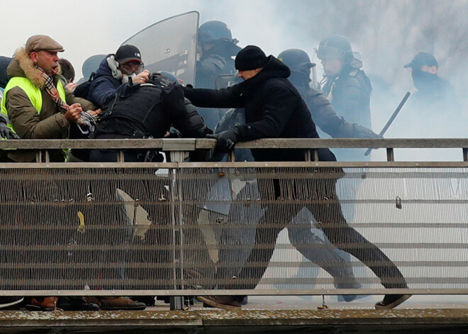 Franču bokserim, kurš protestu laikā piekāva policistus, būs gadu jānakšņo cietumā