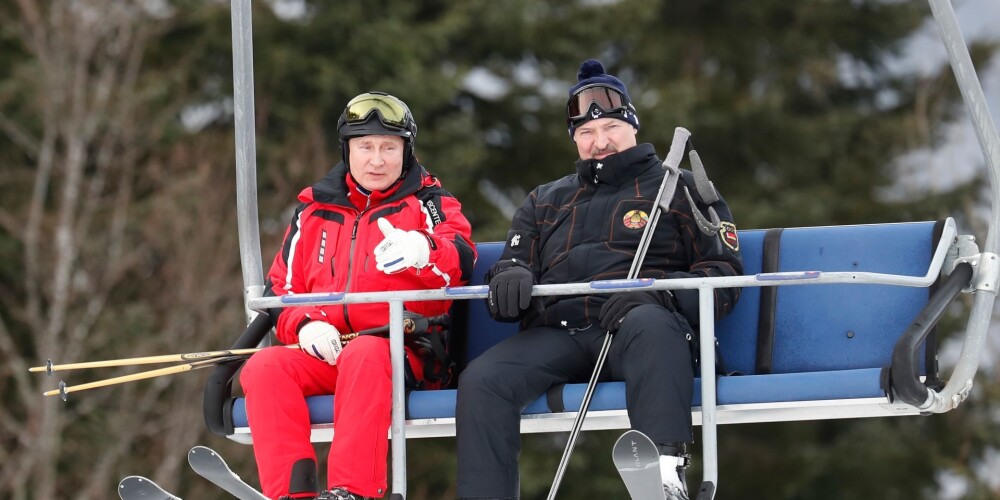 Сверхсекретные лыжи: Путин и Лукашенко уединились на канатке