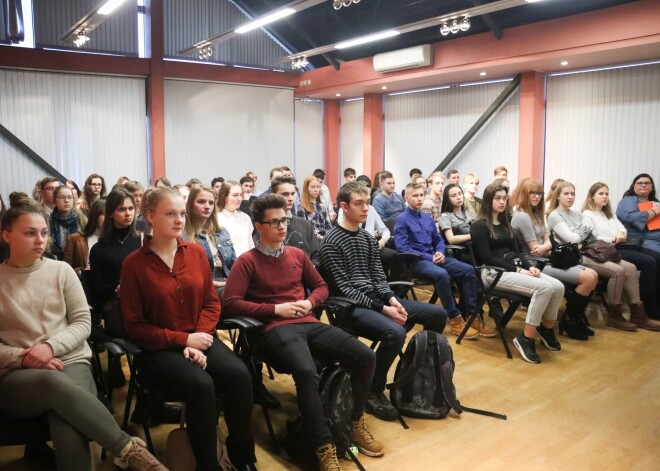  Šogad Ēnu dienā  66 jaunieši no dažādām Latvijas skolām - Alūksnes, Kuldīgas, Zvejniekciema, Valmieras, Daugavpils, Liepājas, Jaunjelgavas, Dricāniem, Ķekavas, Talsiem,  Dobeles, Cēsīm, Ogres, Bauskas, Rojas, Ventspils, Stalbes un Rīgas pilsētas, iepazinās ar Rīgas vicemēra Oļega Burova amata pienākumiem un iepazina arhitekta, dizainera un sabiedrisko attiecību speciālista profesijas.