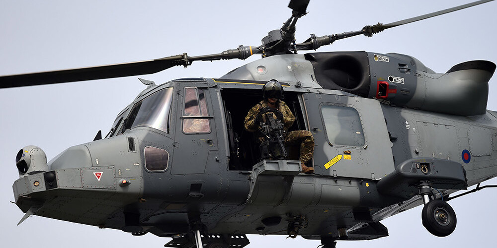 Lielbritānija nosūtīs uz Igauniju helikopterus "Wildcat" un "Apache"