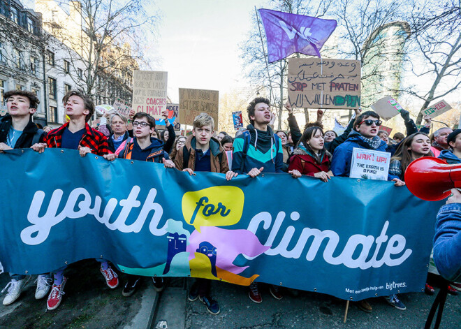 Briselē 11 000 skolēnu protestos pieprasa aktīvāku rīcību cīņā ar klimata izmaiņām