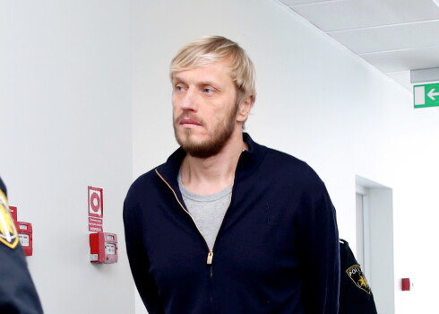 Aizturētais uzņēmējs Edgars Teterovskis tiek konvojēts uz tiesas sēdi Rīgas pilsētas Vidzemes priekšpilsētas tiesā, kur lems par viņam piemērotā drošības līdzekļa maiņu.