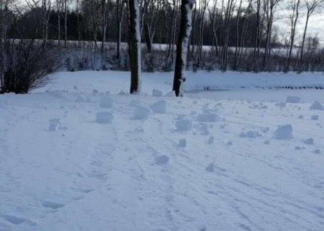 Meteorologi par dīvainajām sniega bumbām Zemgalē: "Nekas tāds iepriekš nav redzēts"