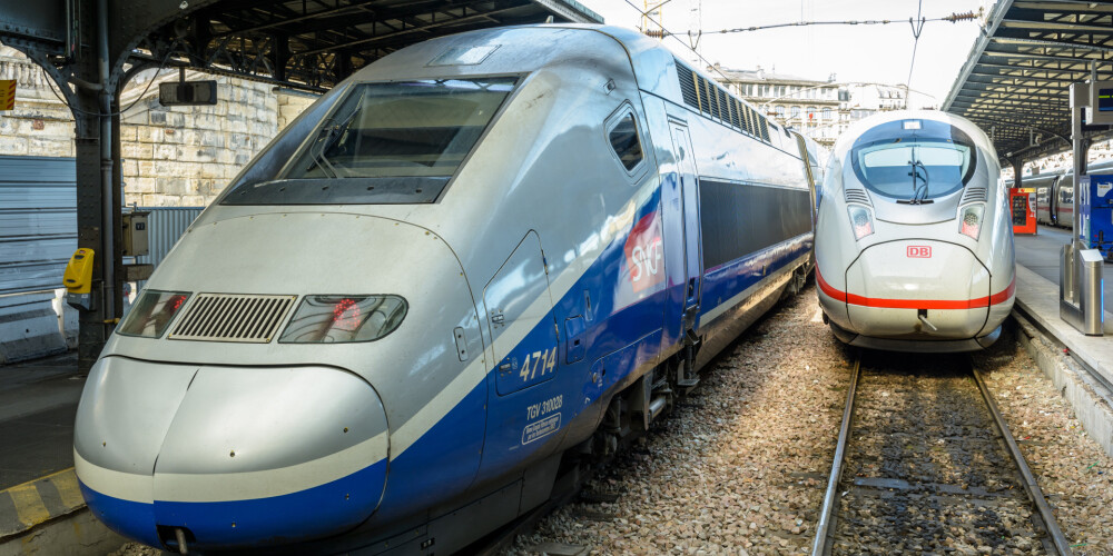 Francijas "Alstom" ražotais ātrvilciens TGV "Duplex" (pa kreisi) un Vācijas "Siemens" radītais ICE stacijā Parīzē. Abas firmas varēja apvienot spēkus, bet atdūrās pret Eiropas Komisiju.