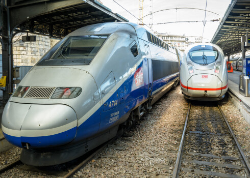 Francijas "Alstom" ražotais ātrvilciens TGV "Duplex" (pa kreisi) un Vācijas "Siemens" radītais ICE stacijā Parīzē. Abas firmas varēja apvienot spēkus, bet atdūrās pret Eiropas Komisiju.