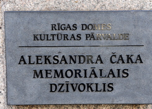 Plāksne pie dzejnieka Aleksandra Čaka memoriālā dzīvokļa-muzeja.