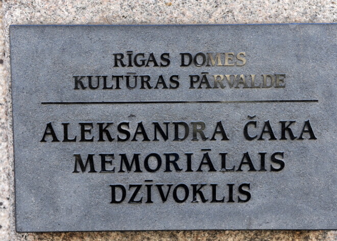 Izstādē “Mēneša priekšmets” ˗ Aleksandra Čaka tēva Jāņa Čadaraiņa durvju plāksnītes