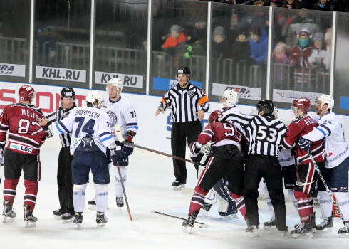 Kontinentālās hokeja līgas spēle ''Winter ice break'' starp hokeja klubiem Rīgas ''Dinamo'' un Minskas ''Dinamo'' Rīgas 84.vidusskolas sporta kompleksā.