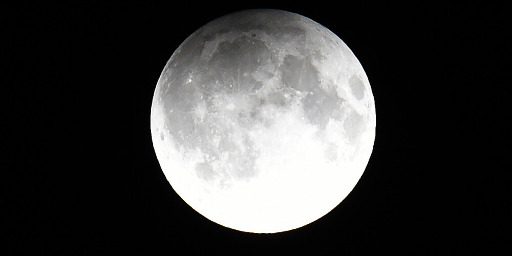 Valodas eksperti vārdu "mēness" ar lielo sākuma burtu rosina rakstīt vien astronomiskā nozīmē