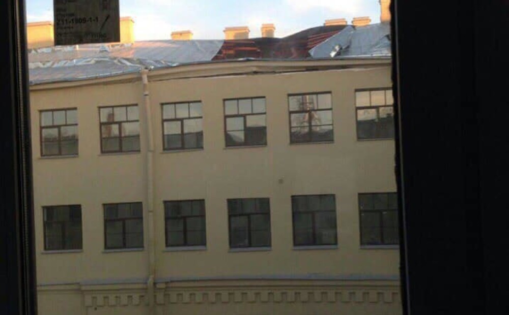 Aculiecinieka video: Sanktpēterburgā iebrūk universitātes jumts; students ēkā nofilmē nelaimi