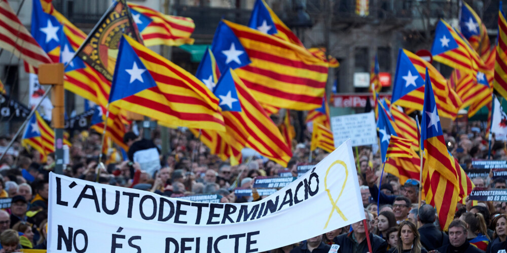 Barselonā 200 000 protestē pret Katalonijas līderu tiesāšanu