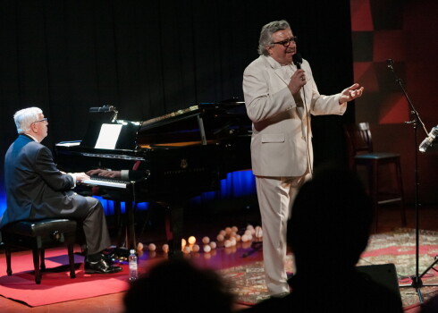 Maestro Raimonds Pauls un dziedošais aktieris Andris Bērziņš sajūsmina ar mīlas dziesmām