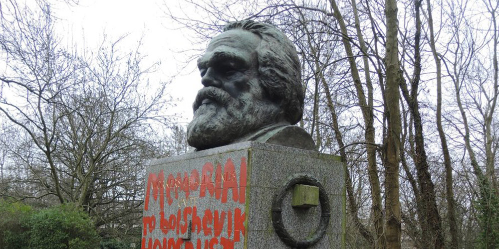 Jau otro reizi šomēnes sabojāts "komunisma tēva" Kārļa Marksa kapa piemineklis