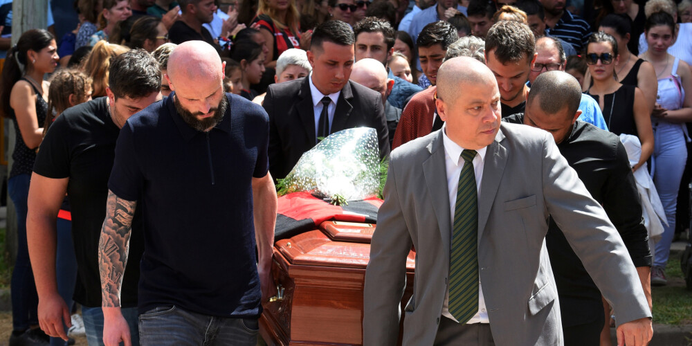 FOTO: tuvinieki un fani atvadās no aviokatastrofā bojā gājušā argentīniešu futbolista Emiliano Salas