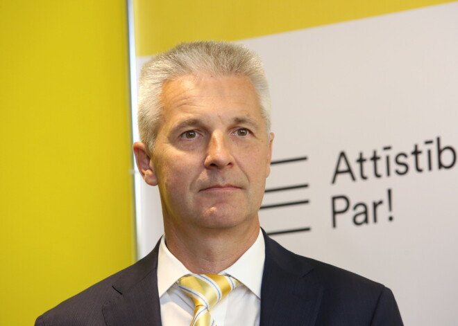 Министр обороны Артис Пабрикс уходит в отпуск