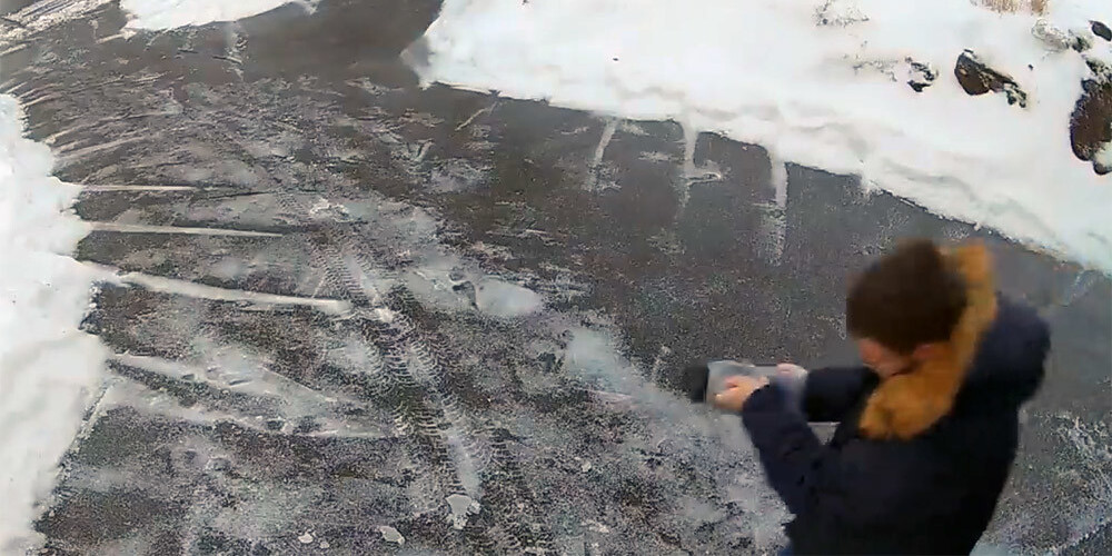 VIDEO: vīrietis, kaisot sāli uz apledojuša ceļa, paslīd un dodas jestrā izbraucienā