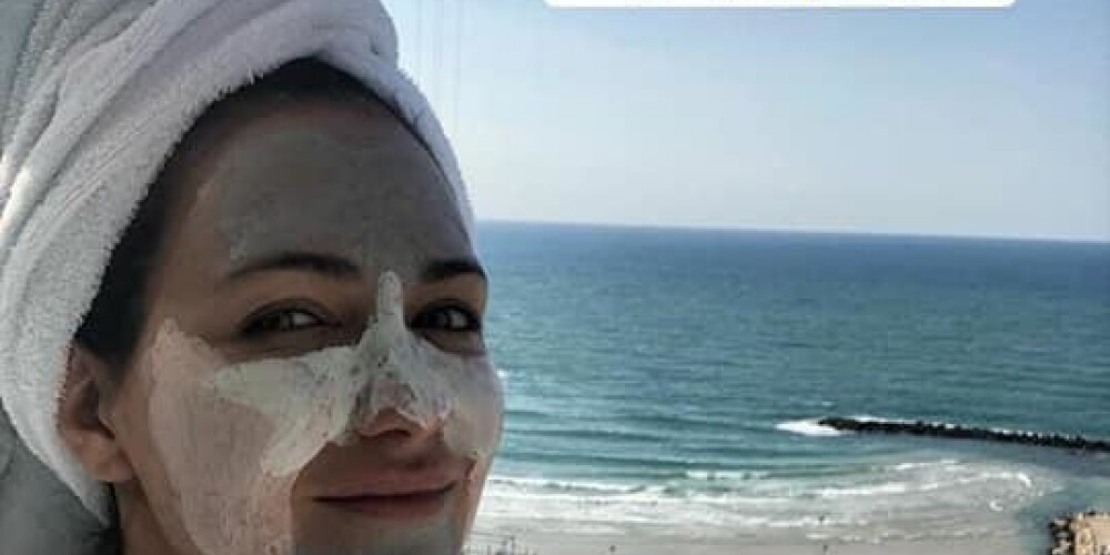 Екатерина Климова в банном халате и с полотенцем на голове показала себя без макияжа
