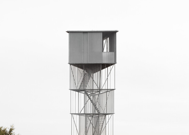 Dāņu arhitekti radījuši putnu vērošanas torni, kur katrs elements ir tikai no viena metāla