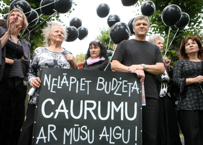 Pedagogi apsvērs iespēju doties protestā pret algu celšanas atlikšanu