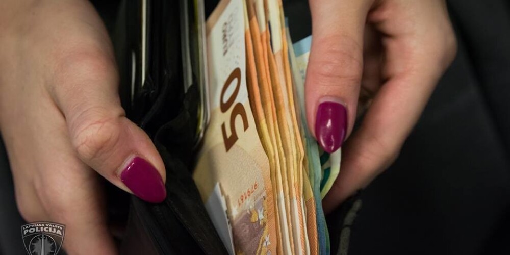 Policija meklē sievieti, kura Valmierā pēc pasākuma atrada maku ar prāvu skaidras naudas summu