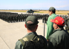 Venecuēlas prezidents Nikolass Maduro vēro militāros treniņus Liberatadoras aviācijas bāzē Marakajā.