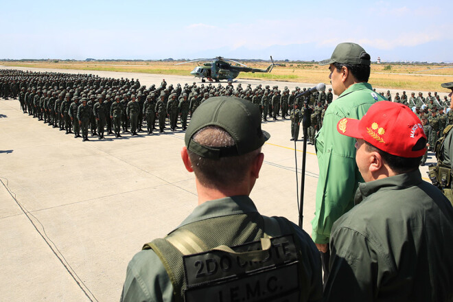 Venecuēlas prezidents Nikolass Maduro vēro militāros treniņus Liberatadoras aviācijas bāzē Marakajā.