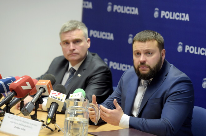 Valsts policijas Galvenās Kriminālpolicijas pārvaldes priekšnieks Andrejs Grišins (no kreisās) un Kriminālizmeklēšanas pārvaldes Slepkavību atklāšanas un personu meklēšanas nodaļas priekšnieks Romāns Jašins piedalās preses konferencē, kurā informē par kādas valsts amatpersonas nolaupīšanas novēršanu.