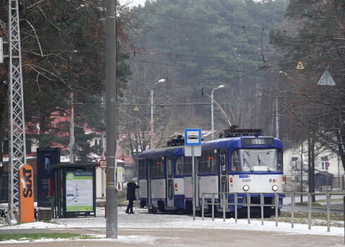Tramvajs sabiedriskā tranporta pieturvietā.