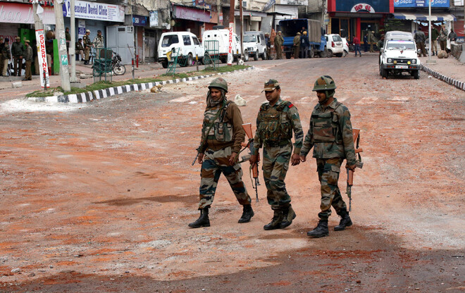 Reaģējot uz teroraktu, Indijas varasiestādes Kašmirā izvērsa plašu kaujinieku meklēšanas operāciju.
