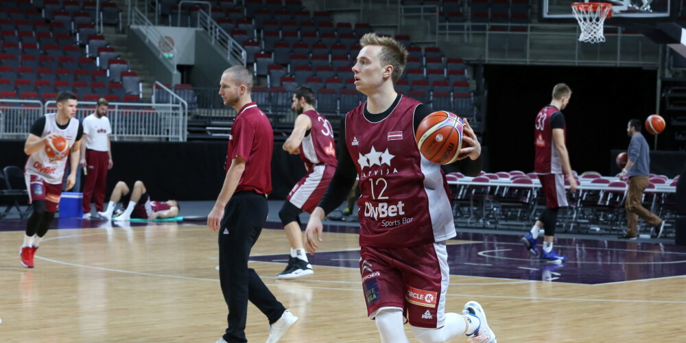 Latvijas basketbola izlasei izšķirošajā cīņā palīdzēs vismaz četri Eirolīgas spēlētāji; talantīgais Strautiņš guvis savainojumu