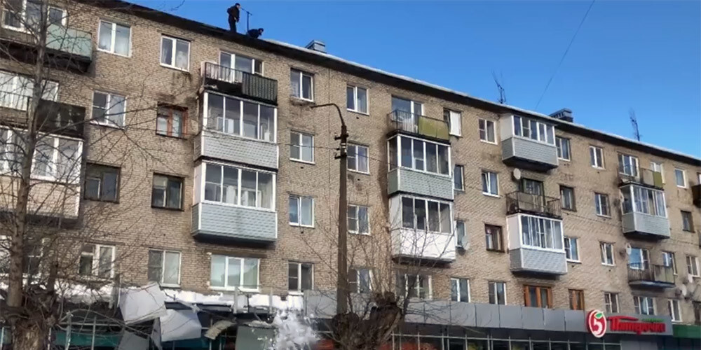 VIDEO: Krievijā nevērīgi sniega tīrītāji iznīcina hruščovkas pirmajā stāvā izbūvēto veikalu