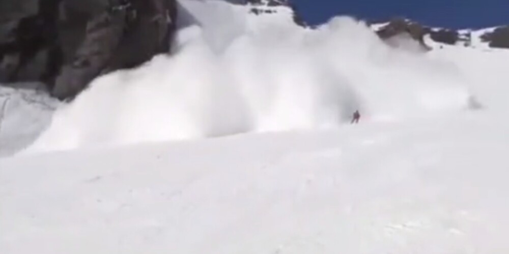 VIDEO: slēpotāji populārā trasē Šveices Alpos cenšas izbēgt no pēkšņas sniega lavīnas