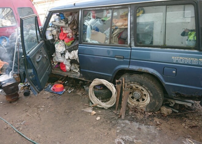 Iļģuciemā aizturēts meklēšanā izsludināts vīriets, kurš dzīvojis ar atkritumiem piekrautos auto