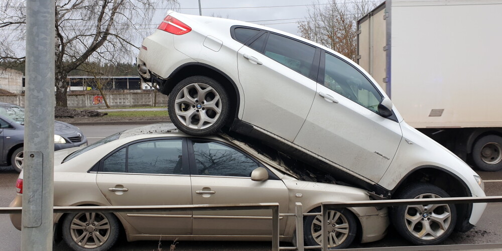 FOTO: savdabīga avārija Lubānas ielā - BMW markas automašīna "uzlidojusi" uz "Hyundai"