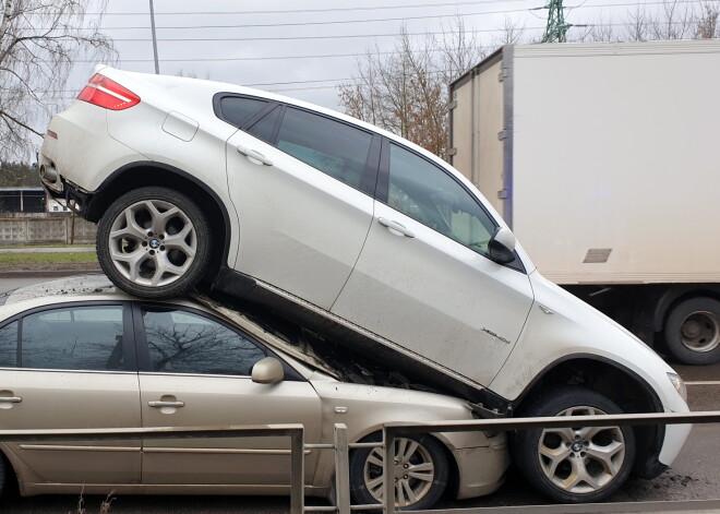 FOTO: savdabīga avārija Lubānas ielā - BMW markas automašīna "uzlidojusi" uz "Hyundai"