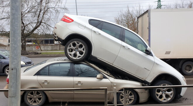 Avārija Lubānas ielā, kurā iesaistītas "BMW" un "Hyundai" markas automašīnas.