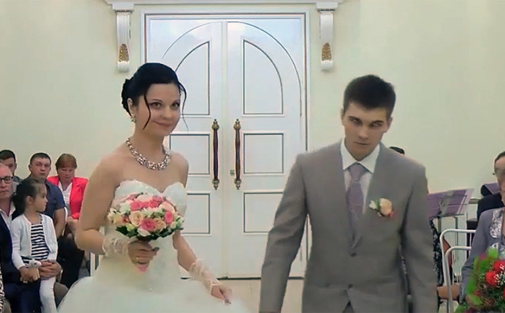 VIDEO: līgavainis Krievijā savā kāzu ceremonijā zaudē samaņu