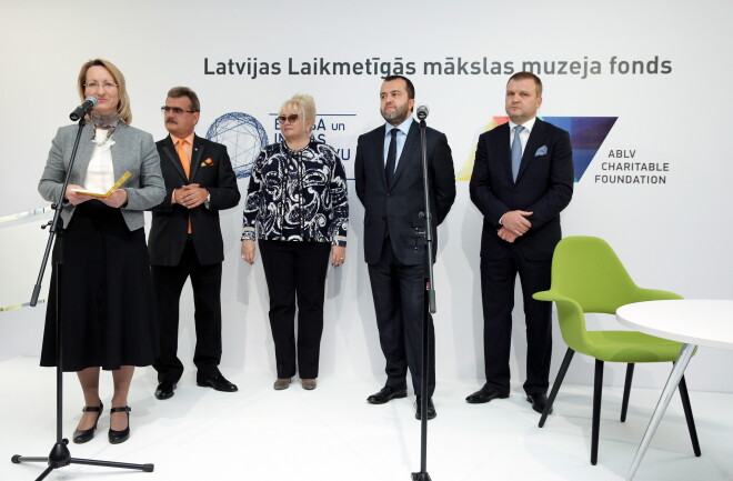 Kultūras ministre Dace Melbārde, mecenāti Boriss un Ināra Teterevi, AS "ABLV Bank" izpilddirektors Ernests Bernis un AS "ABLV Bank" padomes priekšsēdētājs Oļegs Fiļs piedalās pasākumā, kura laikā parakstīs nodomu protokolu par Latvijas Laikmetīgās mākslas muzeja būvniecības ieceres īstenošanu.