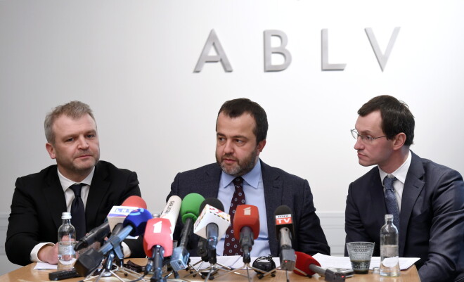 "ABLV Bank" līdzīpašnieks un padomes priekšsēdētājs Oļegs Fiļs (no kreisās), bankas valdes priekšsēdētājs Ernests Bernis un valdes priekšsēdētāja vietnieks Vadims Reinfelds piedalās preses konferencē, kurā paziņo par gaidāmo bankas pašlikvidācijas procesu un to, kā tiks izvēlēti bankas likvidatori.