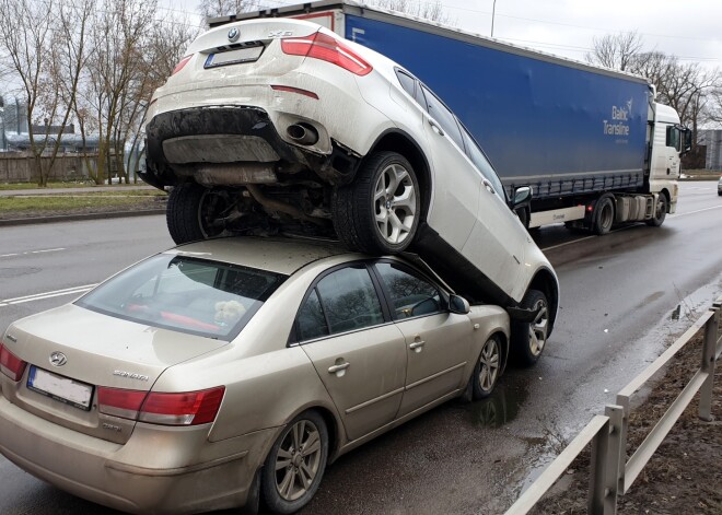 Policija skaidro Lubānas ielā notikušo avāriju - BMW zaglis, bēgot no likumsargiem, attopas uz citas mašīnas jumta