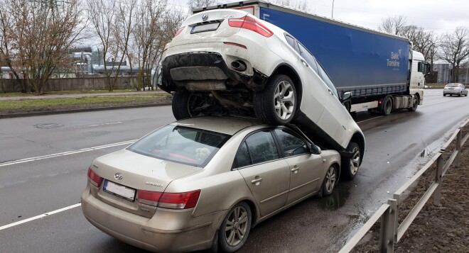 Avārija Lubānas ielā, kurā iesaistītas "BMW" un "Hyundai" markas automašīnas.