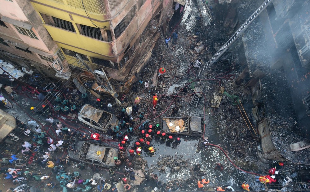 Liesmu un satiksmes iesprostoti: Bangladešā ķīmikāliju rūpnīcas ugunsgrēkā iet bojā desmitiem cilvēku