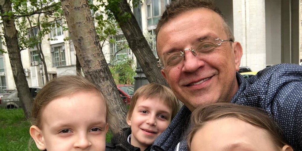 Бросивший жену с шестью детьми певец Рома Жуков отказывается платить алименты