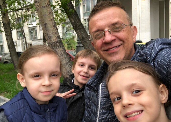 Бросивший жену с шестью детьми певец Рома Жуков отказывается платить алименты