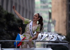 "Miss Universe" titula ieguvēja Katriona Greja brauc cauri Manilas ielām.