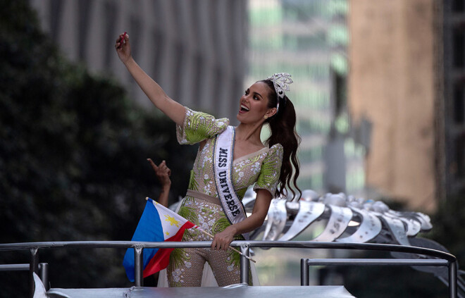 "Miss Universe" titula ieguvēja Katriona Greja brauc cauri Manilas ielām.