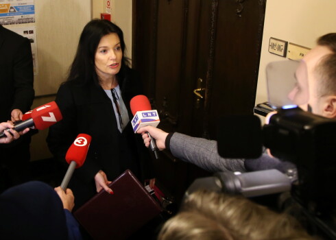 Labklājības ministre Ramona Petraviča atbild uz žurnālistu jautājumiem partijas "KPV LV" Saeimas frakcijas sēdes pārtraukumā.