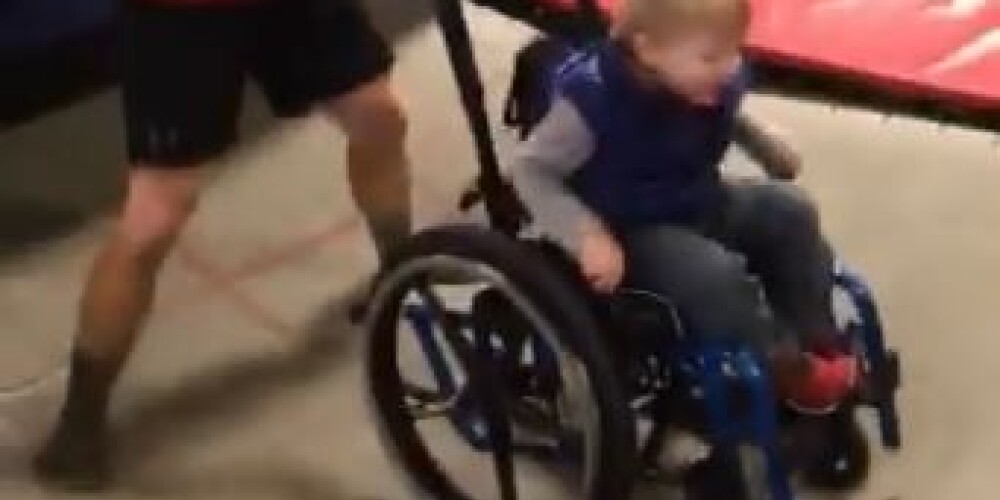 VIDEO: ratiņkrēsls nav šķērslis, lai puika baudītu jautrību uz batuta